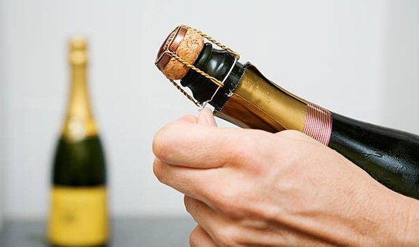 Cách Khui nắp Champagne đơn giản nhất