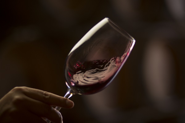 Lắc nhẹ rượu cách thưởng thức rượu vang thêm phần chuyên nghiệp hơn