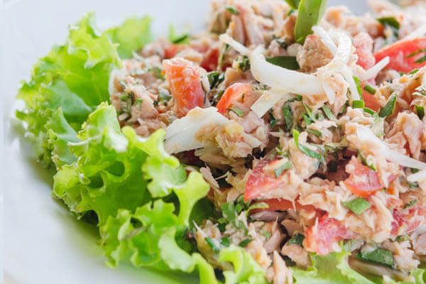 Salad cá ngừ dùng để khai vị cùng Chardonnay