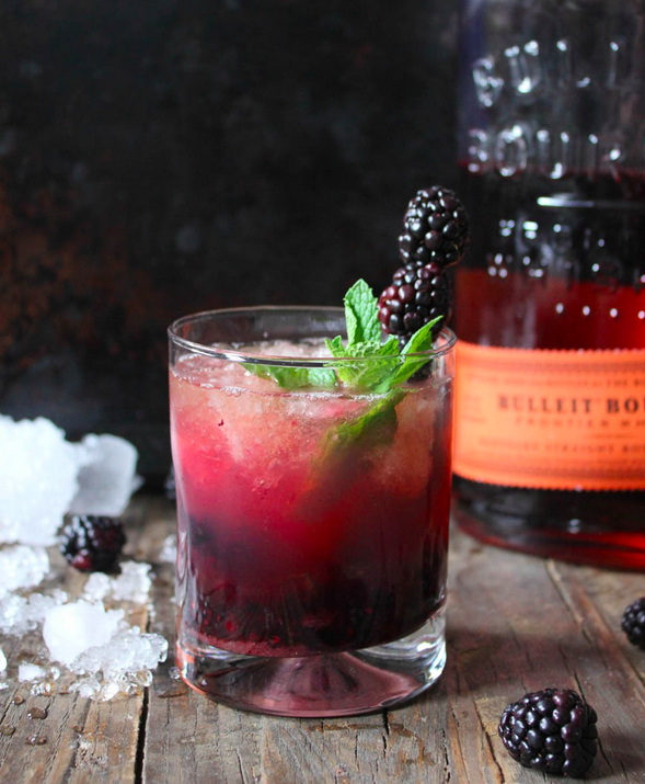 Cocktail từ vang đỏ và hoa quả